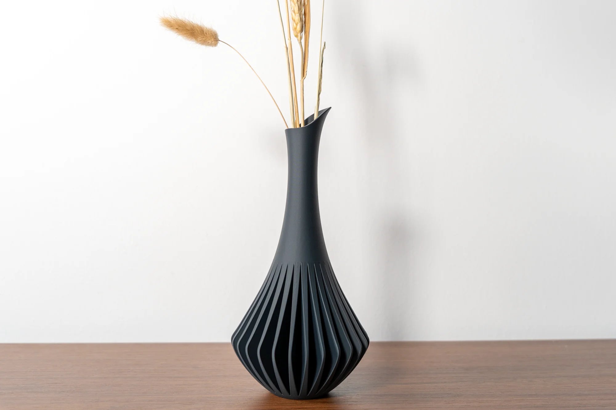 MCM Vase – A Modern Revival of Mid-Century Charm